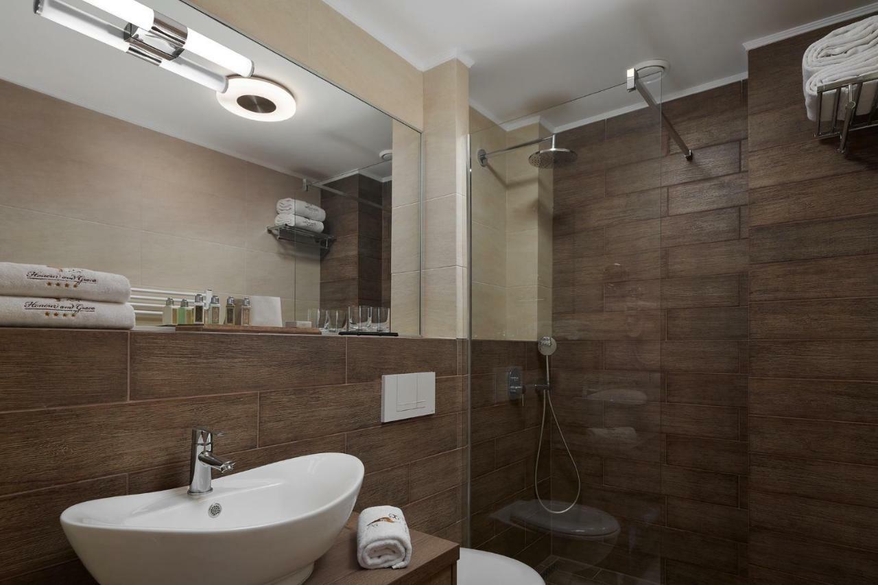 Honour And Grace Hotel ياخيموف المظهر الخارجي الصورة